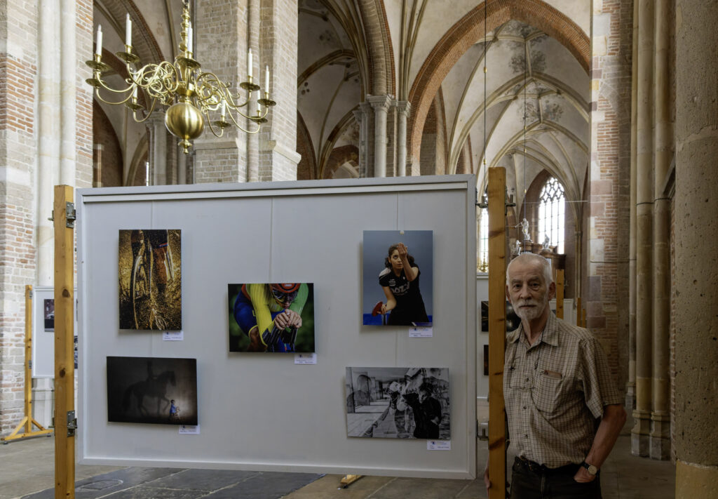 Peter bij zijn foto tijdens expositie Fotobond 